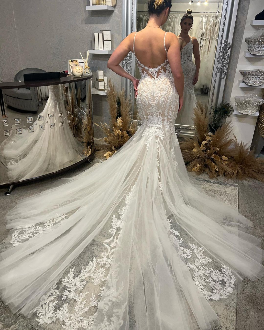 Chices bodenlanges V-Ausschnitt-Trägerkleid ohne Ärmel mit Meerjungfrauenschnitt und Kapellenzug als Hochzeitskleid