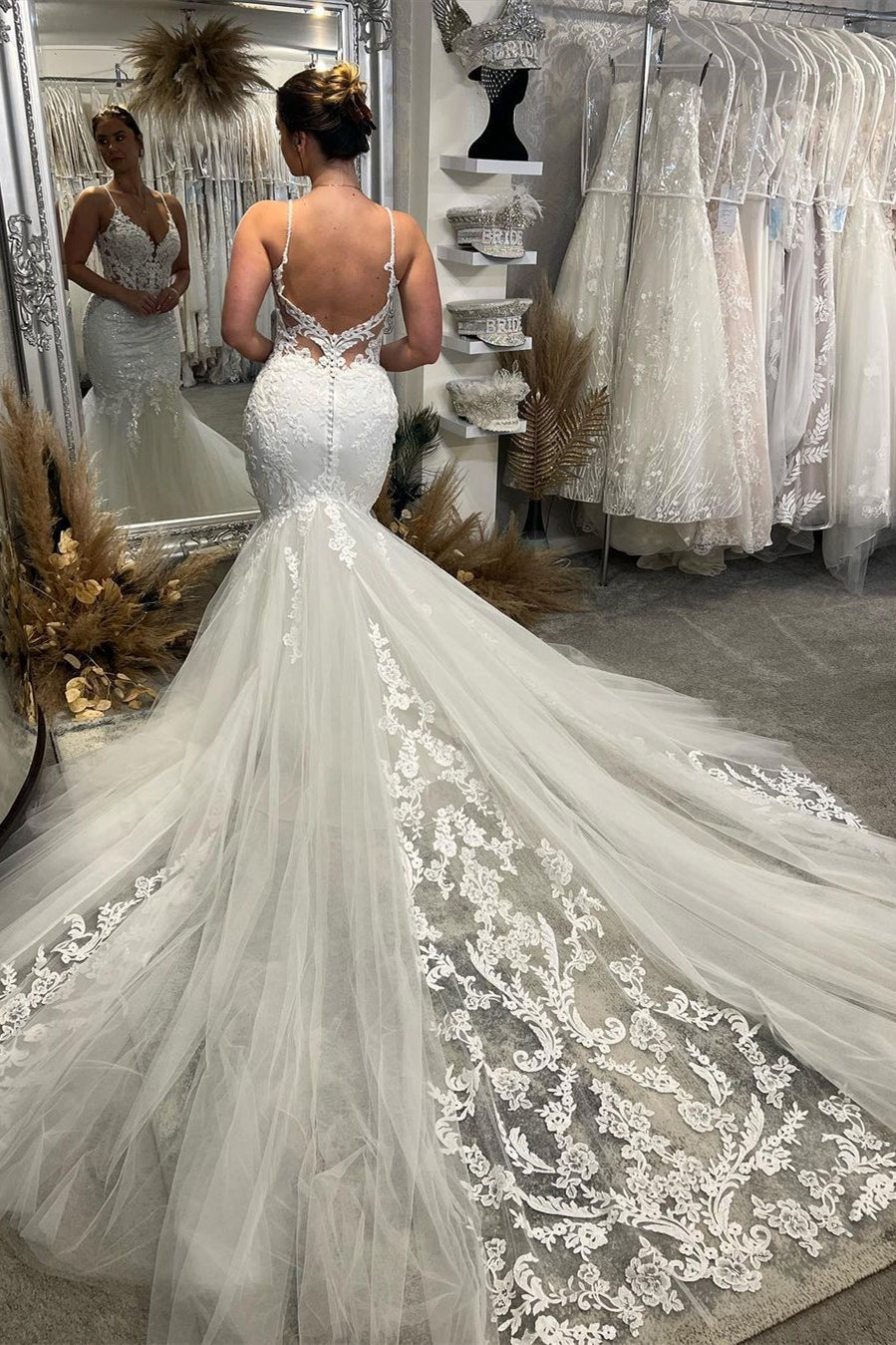 Chices bodenlanges V-Ausschnitt-Trägerkleid ohne Ärmel mit Meerjungfrauenschnitt und Kapellenzug als Hochzeitskleid