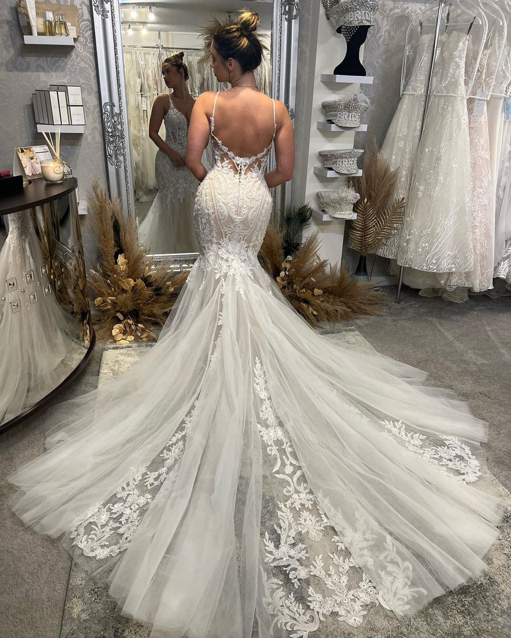 Chices bodenlanges V-Ausschnitt-Trägerkleid ohne Ärmel mit Meerjungfrauenschnitt und Kapellenzug als Hochzeitskleid