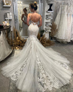 Chices bodenlanges V-Ausschnitt-Trägerkleid ohne Ärmel mit Meerjungfrauenschnitt und Kapellenzug als Hochzeitskleid