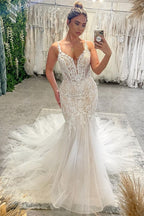 Chices bodenlanges V-Ausschnitt-Trägerkleid ohne Ärmel mit Meerjungfrauenschnitt und Kapellenzug als Hochzeitskleid