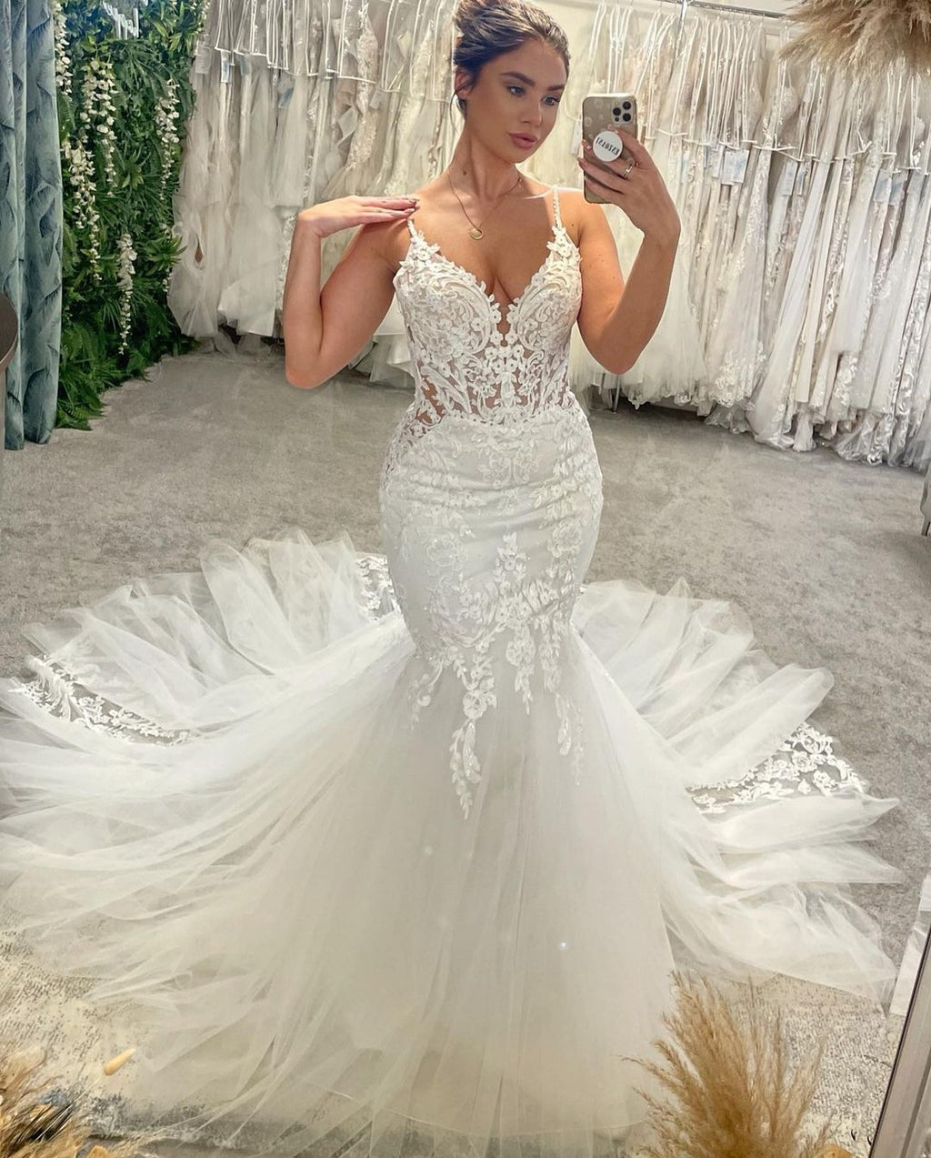 Chices bodenlanges V-Ausschnitt-Trägerkleid ohne Ärmel mit Meerjungfrauenschnitt und Kapellenzug als Hochzeitskleid