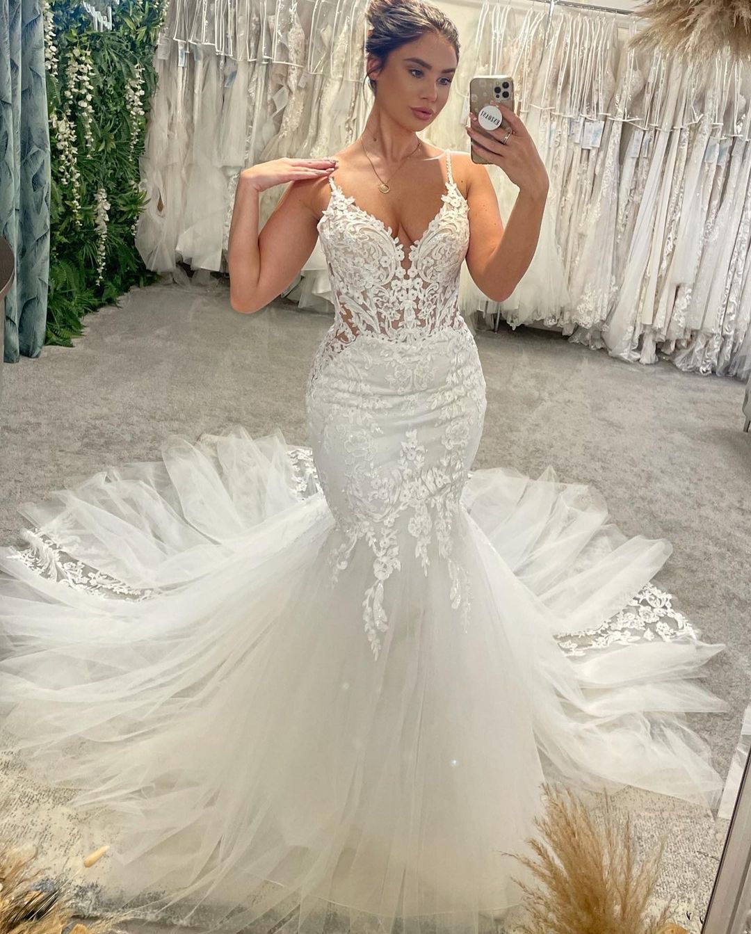 Chices bodenlanges V-Ausschnitt-Trägerkleid ohne Ärmel mit Meerjungfrauenschnitt und Kapellenzug als Hochzeitskleid