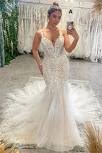Chices bodenlanges V-Ausschnitt-Trägerkleid ohne Ärmel mit Meerjungfrauenschnitt und Kapellenzug als Hochzeitskleid