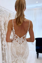Chices langes Meerjungfrau-V-Ausschnitt-Trägerkleid mit Rückenfreier Spitze als Hochzeitskleid