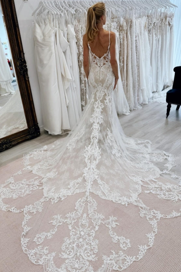 Chices langes Meerjungfrau-V-Ausschnitt-Trägerkleid mit Rückenfreier Spitze als Hochzeitskleid