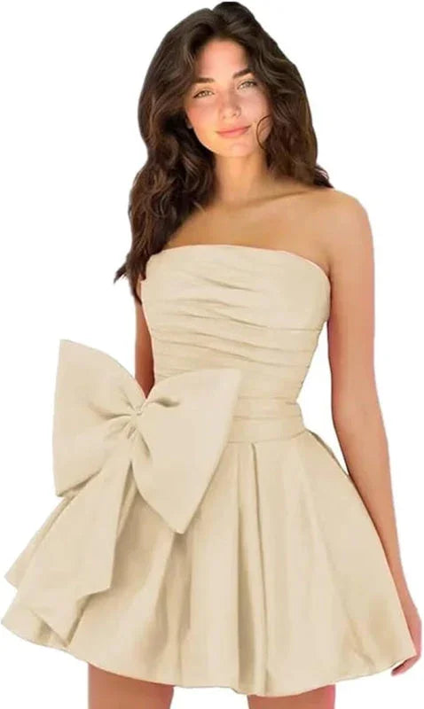 Stilvolles ärmelloses gerüschtes kurzes Homecoming-Kleid Einfaches Mini-Partykleid mit Schleife