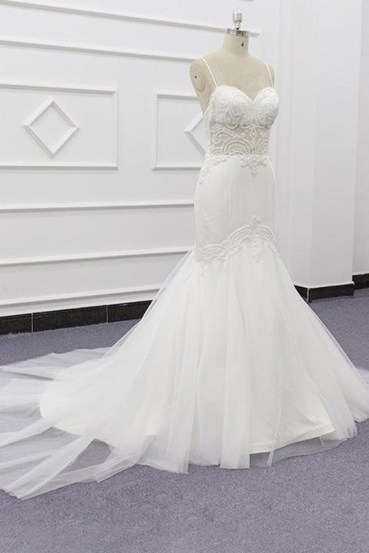 Elegantes Hochzeitskleid im Meerjungfrau-Stil mit Trägern und Perlenstickerei