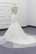 Elegantes Hochzeitskleid im Meerjungfrau-Stil mit Trägern und Perlenstickerei
