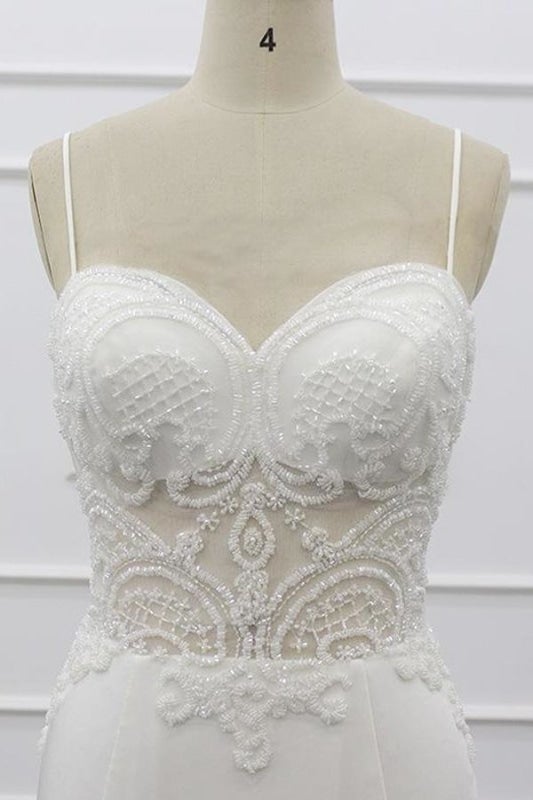 Elegantes Hochzeitskleid im Meerjungfrau-Stil mit Trägern und Perlenstickerei