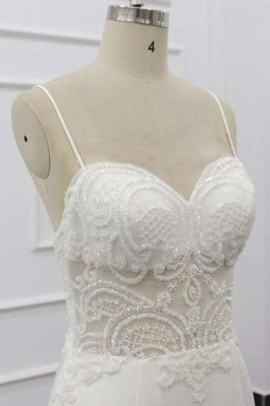 Elegantes Hochzeitskleid im Meerjungfrau-Stil mit Trägern und Perlenstickerei