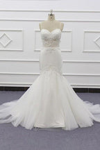 Elegantes Hochzeitskleid im Meerjungfrau-Stil mit Trägern und Perlenstickerei