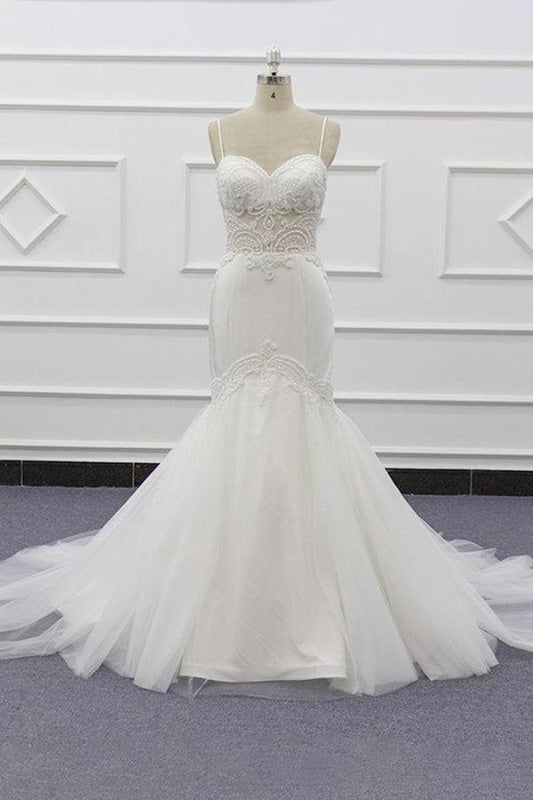 Elegantes Hochzeitskleid im Meerjungfrau-Stil mit Trägern und Perlenstickerei