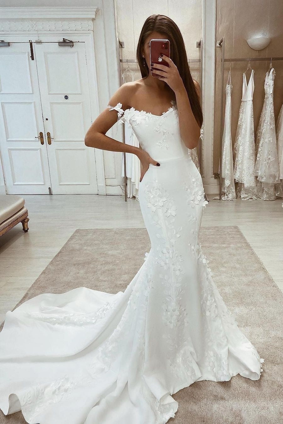 Elegantes weißes Spitzen-Trägerloses Satin Meerjungfrau-Brautkleid mit Schleppe