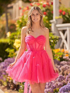 Une robe de bal sans bretelles en tulle fuchsia, ligne A