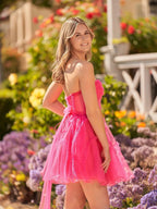 Une robe de bal sans bretelles en tulle fuchsia, ligne A