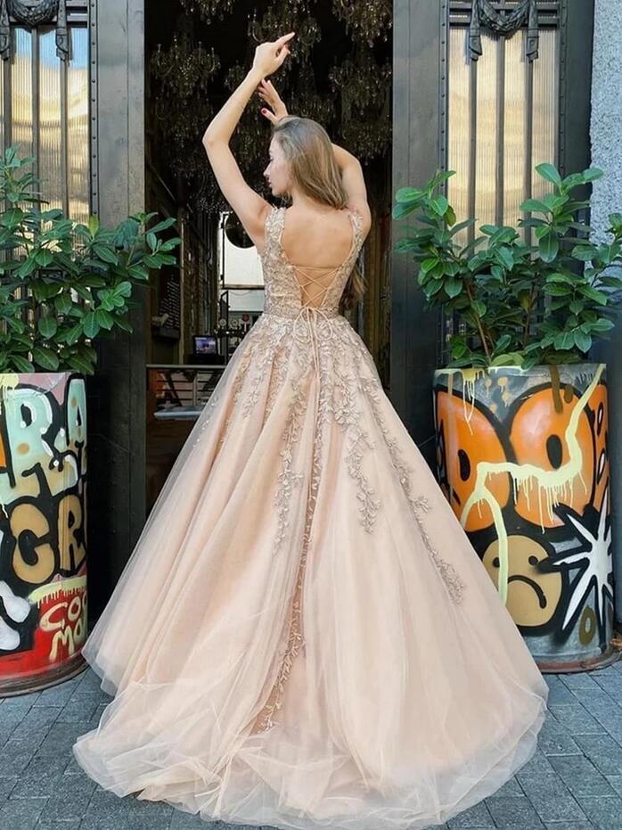 Elegante vestido de baile longo evasé com aplicações de renda e tule sem costas