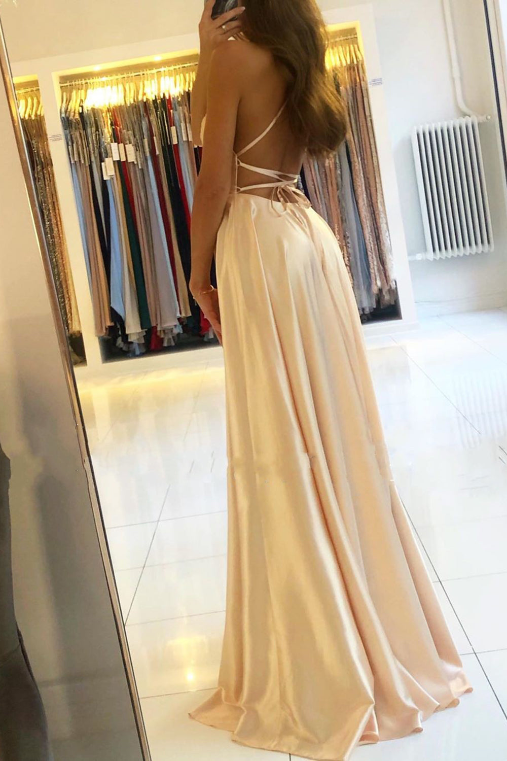 Elegante vestido de festa comprido em cetim com corte A e costas abertas com racha