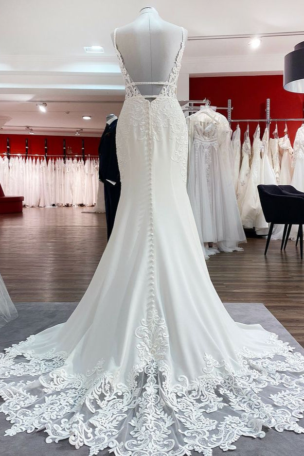 Elegantes langes Meerjungfrau-V-Ausschnitt Satin Hochzeitskleid mit offenem Rücken und Spitzenapplikationen