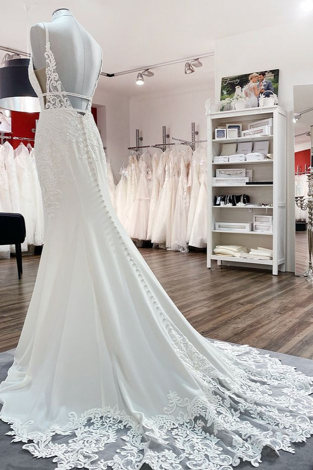 Elegantes langes Meerjungfrau-V-Ausschnitt Satin Hochzeitskleid mit offenem Rücken und Spitzenapplikationen