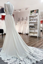 Elegantes langes Meerjungfrau-V-Ausschnitt Satin Hochzeitskleid mit offenem Rücken und Spitzenapplikationen