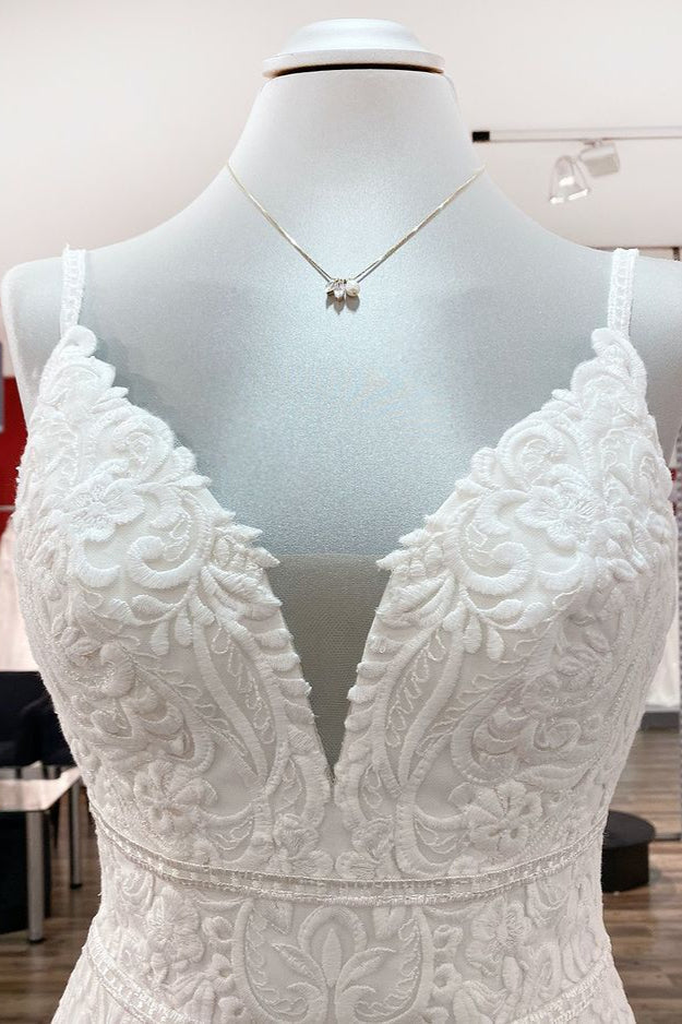 Elegantes langes Meerjungfrau-V-Ausschnitt Satin Hochzeitskleid mit offenem Rücken und Spitzenapplikationen