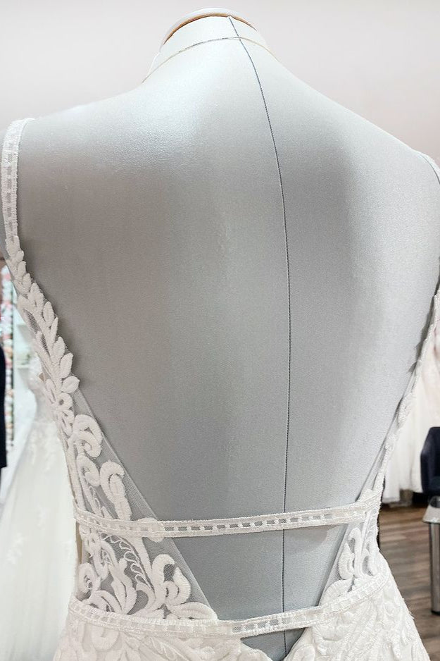 Elegantes langes Meerjungfrau-V-Ausschnitt Satin Hochzeitskleid mit offenem Rücken und Spitzenapplikationen