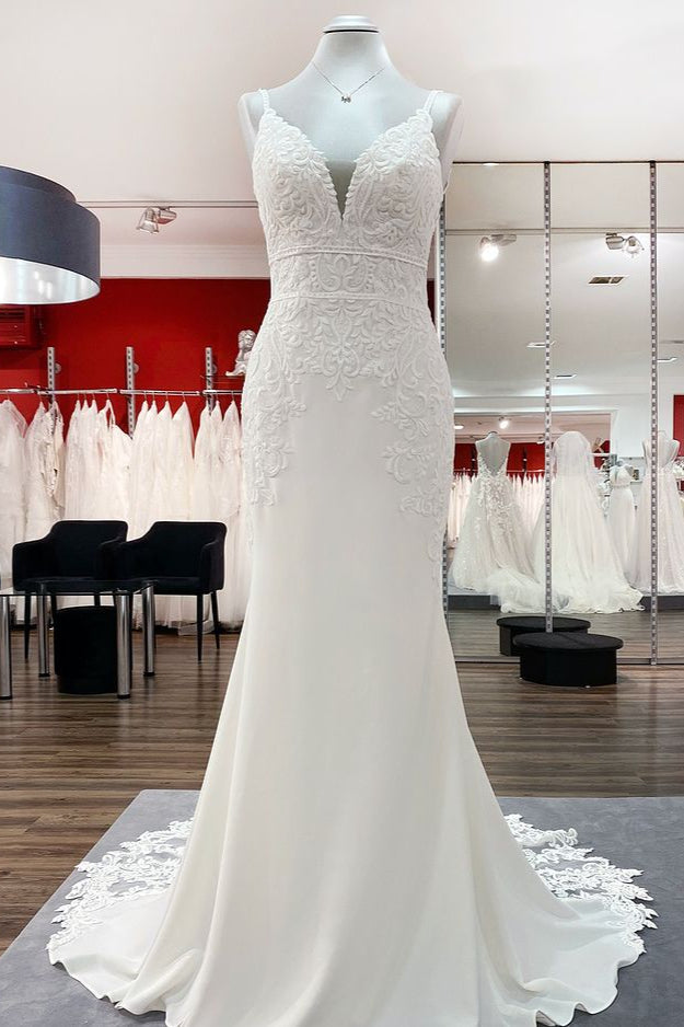 Elegantes langes Meerjungfrau-V-Ausschnitt Satin Hochzeitskleid mit offenem Rücken und Spitzenapplikationen