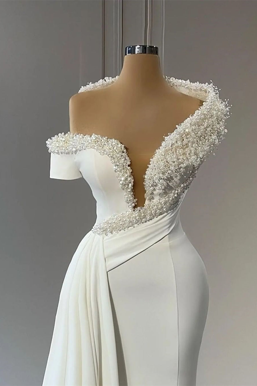Elegantes V-Ausschnitt Trägerlos Perlenbesetztes Ärmelloses Meerjungfrau Brautkleid