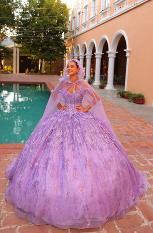 Quinceanera-Kleid mit Korsett-Umhang und kalten Schultern von Amarra 54320