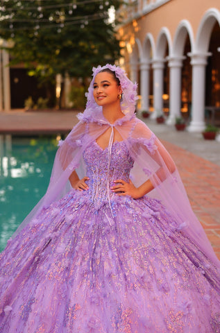 Quinceanera-Kleid mit Korsett-Umhang und kalten Schultern von Amarra 54320