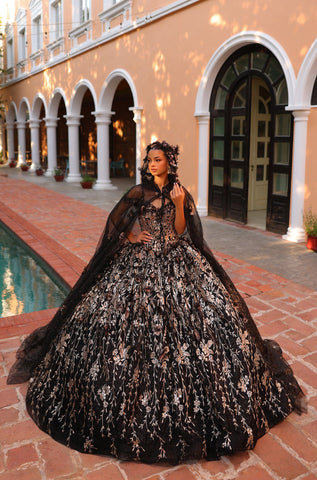 Quinceanera-Kleid mit Korsett-Umhang und kalten Schultern von Amarra 54320