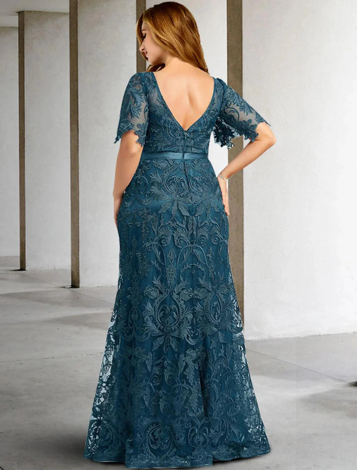 Vestido de mãe da noiva de duas peças, estilo coluna, plus size, com barriga escondida, elegante, decote em joia, cauda longa, renda, manga curta, sem faixa/fita, aplicações