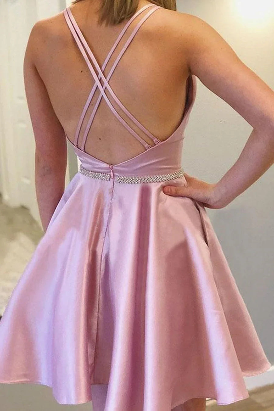 Vestido Lindo Corto de Satén Sin Espalda para Baile de Graduación o Homecoming con Bolsillo, Corte A-line