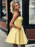 Robe de bal ou de soirée courte, sans bretelles, en satin, de coupe A, jaune et mignonne, avec poches