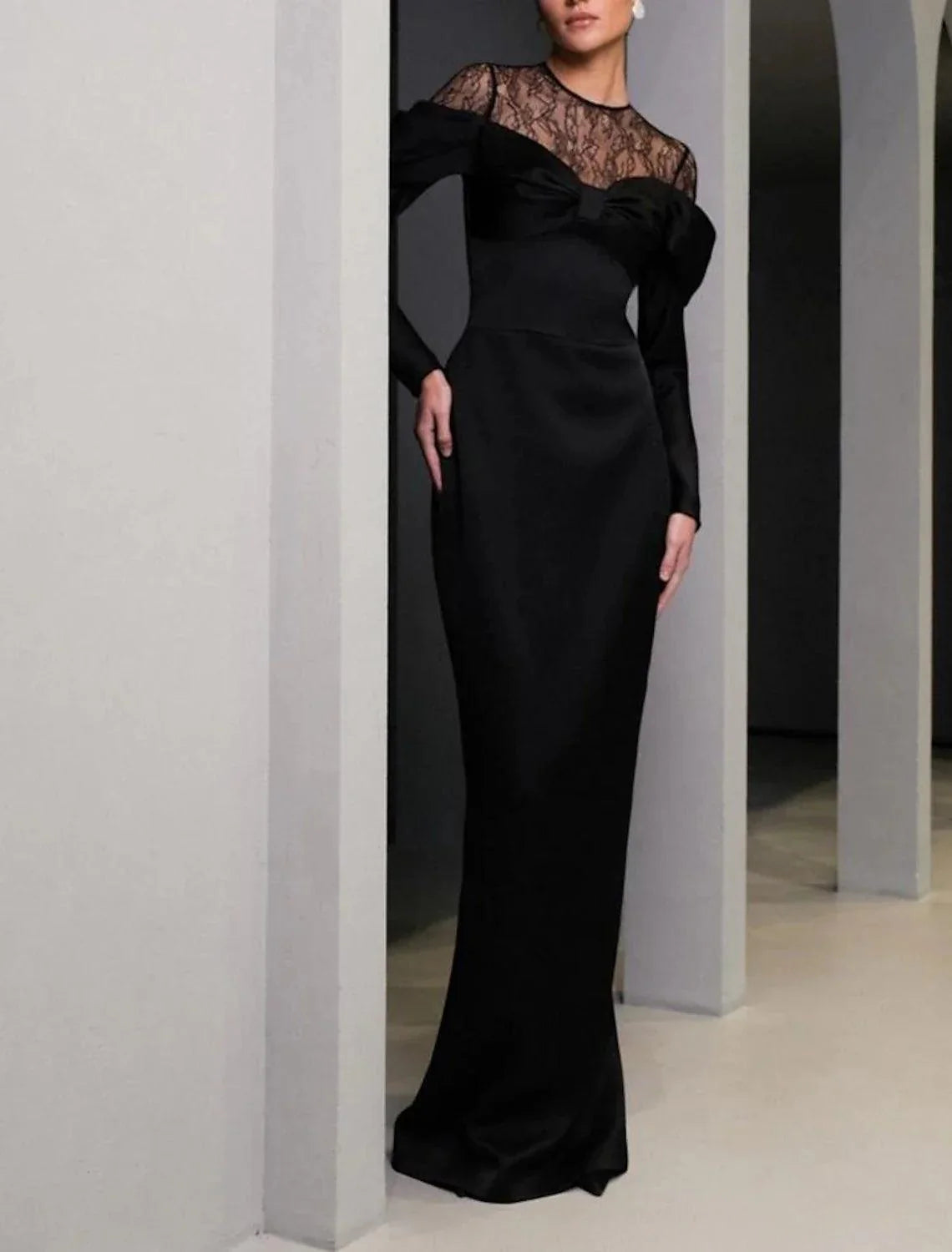 Vestido tubinho/coluna para mãe da noiva, formal, para festa de casamento, elegante, decote redondo, comprimento até ao chão, cetim, renda, manga comprida com laço(s)