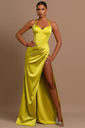 Langes Meerjungfrau-Abendkleid aus Satin mit Neckholder und Herzausschnitt und Schlitz