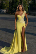 Vestidos de Noche Largos de Sirena de Satén Amarillo Narciso con un Solo Hombro y Abertura Frontal