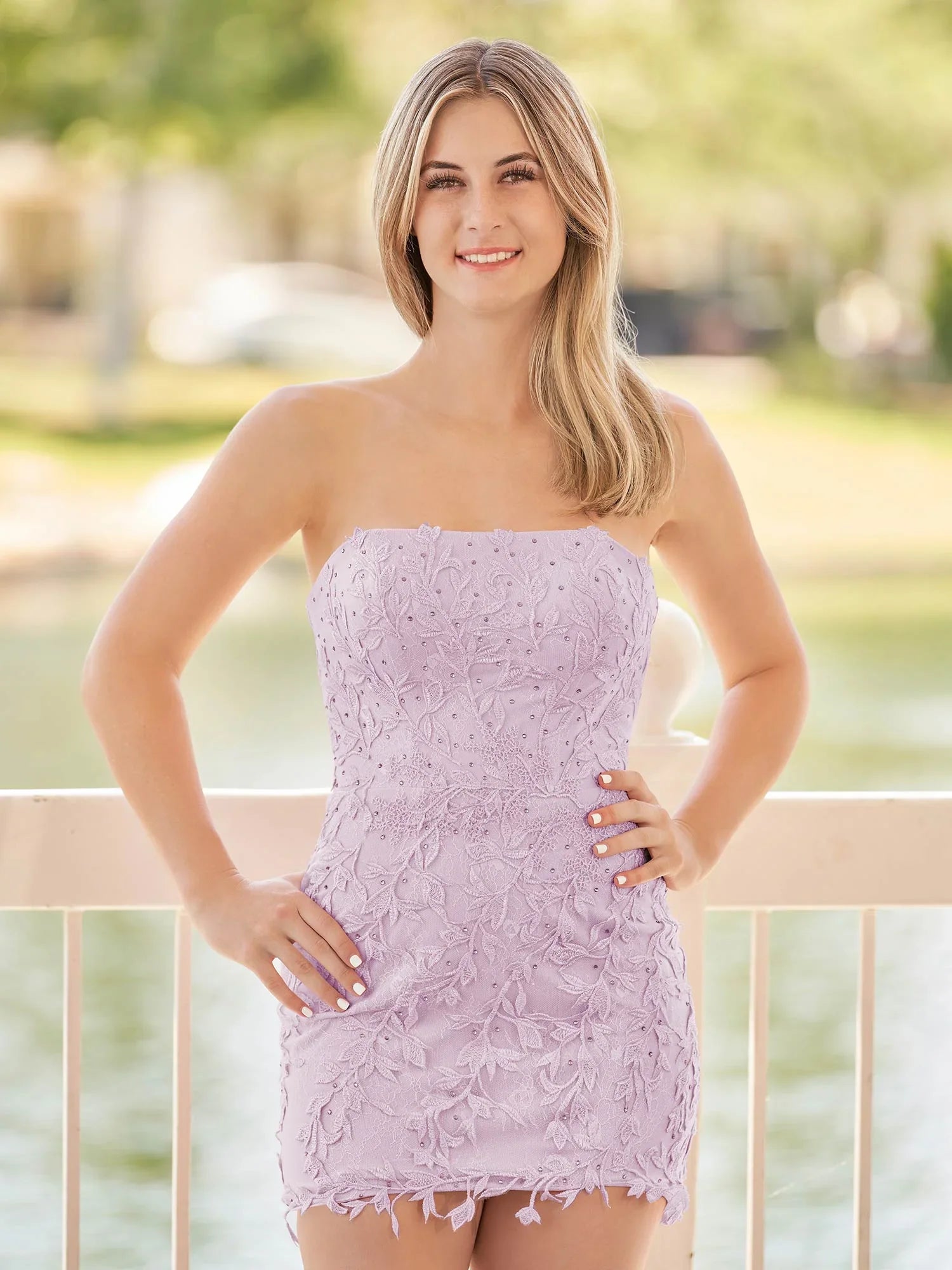 Rosa enges kurzes Spitzen-Heimkehrkleid mit Applikationen