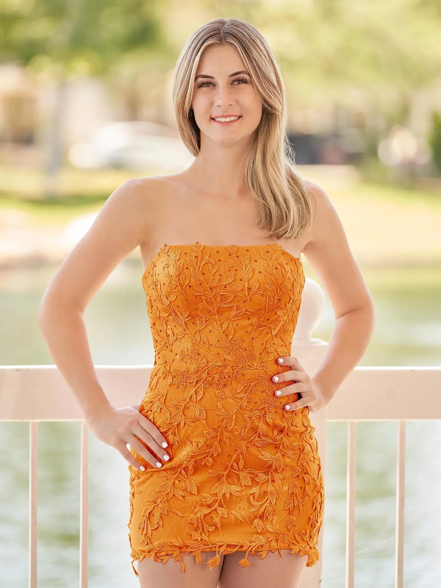 Rosa enges kurzes Spitzen-Heimkehrkleid mit Applikationen