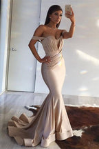 Vestido de noite comprido de cetim sereia verde escuro com decote ombro a ombro