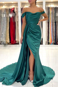 Vestido de noche largo sirena con hombros descubiertos, volantes y abertura en color verde oscuro