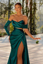 Dunkelgrünes schulterfreies Abendkleid aus Satin im Meerjungfrau-Stil mit langen Ärmeln und Schlitz
