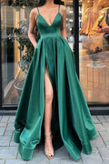 Vestido de noche largo en color verde oscuro con escote en V, corte en A, abertura frontal de satén y bolsillos