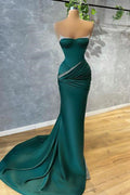 Robe de soirée longue sans bretelles en satin sirène vert foncé avec perles