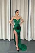 Abito da sera sirena lungo verde scuro in raso con scollo a cuore e spacco