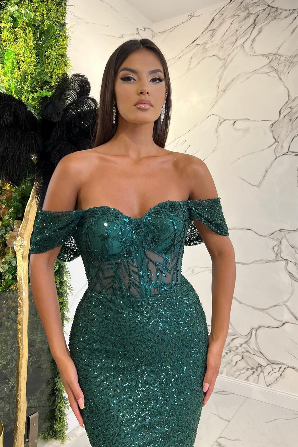 Vestido de festa comprido verde-escuro com lantejoulas e ombros à mostra e aplicações