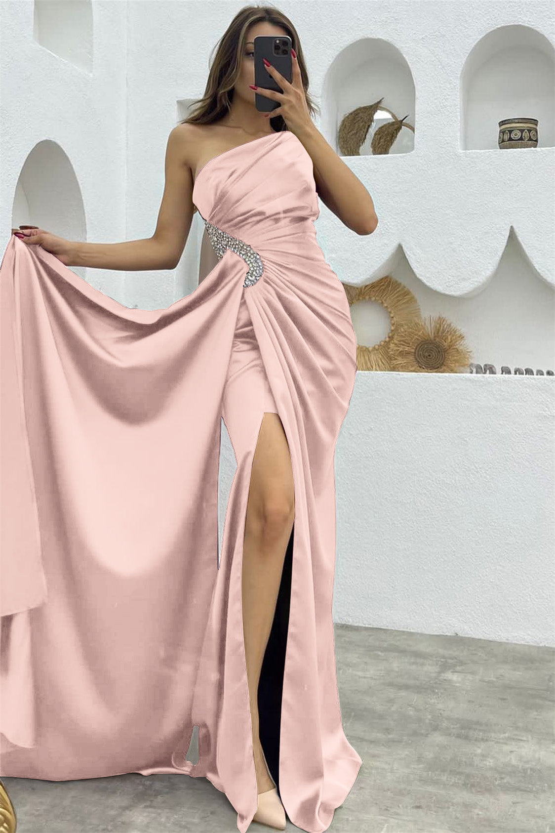 Vestido de noite comprido verde escuro com folhos em cetim e um ombro só, estilo sereia, com racha