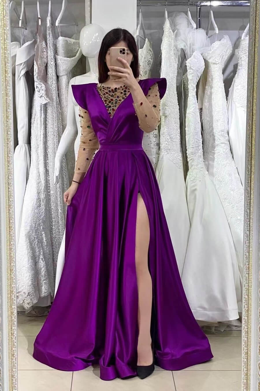 Vestido de festa roxo escuro, manga comprida, decote em V, sereia, com contas e racha frontal