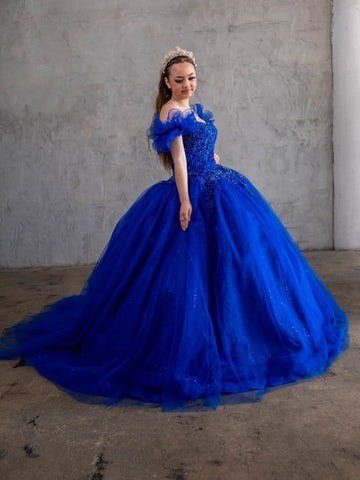 Vestido de baile com capa e ombros à mostra da marca Calla SCL30010